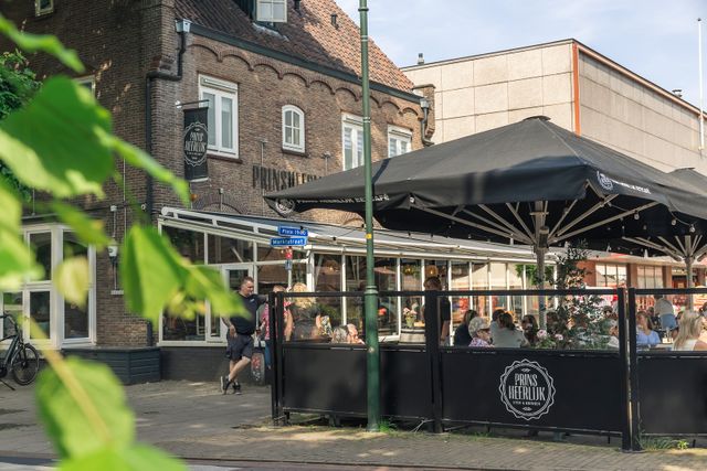 Restaurant met gasten.