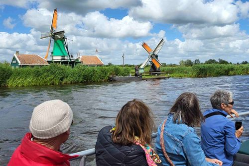 Mensen die aan het varen zijn langs de Zaanse Schans