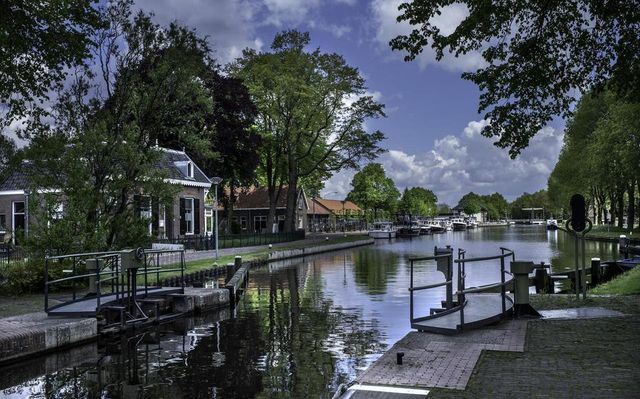 Na de landerijen kom je aan de Drentse hoofdvaart Dieversluis tegen. Een leuke plaats om de boten aan te zien meren en een drankje en of hapje te doen aan de kade. Tussen knooppunten 76 en 51.