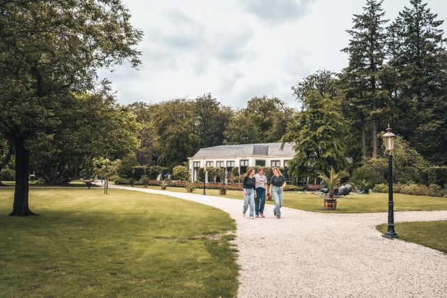 Drie vriendinnen wandelen door de tuinen van Paleis Soestdijk