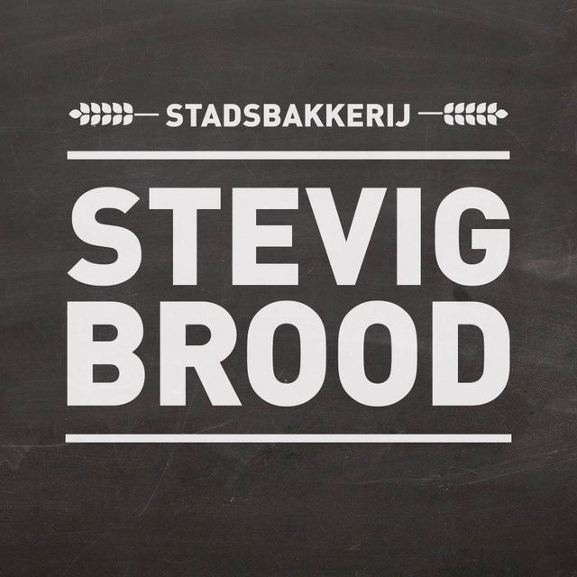 Logo van Stadsbakkerij Stevig Brood in Woerden met de tekst “Stevig Brood”, ambachtelijke bakkerij voor vers brood en lokale producten.