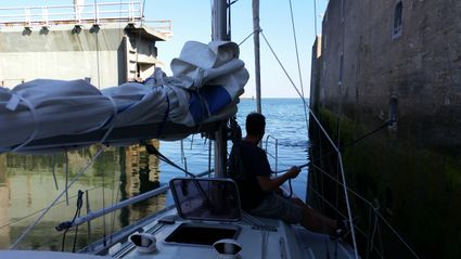 Persoon op zeilboot.