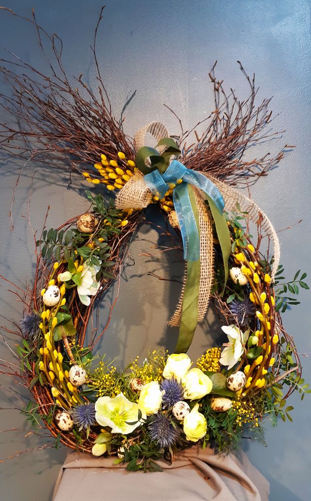 Paaskrans versierd met bloemen en veren
