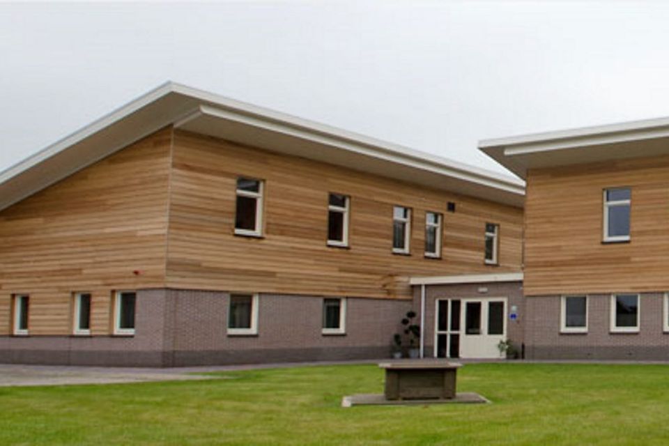 Vor der Gruppenunterkunft