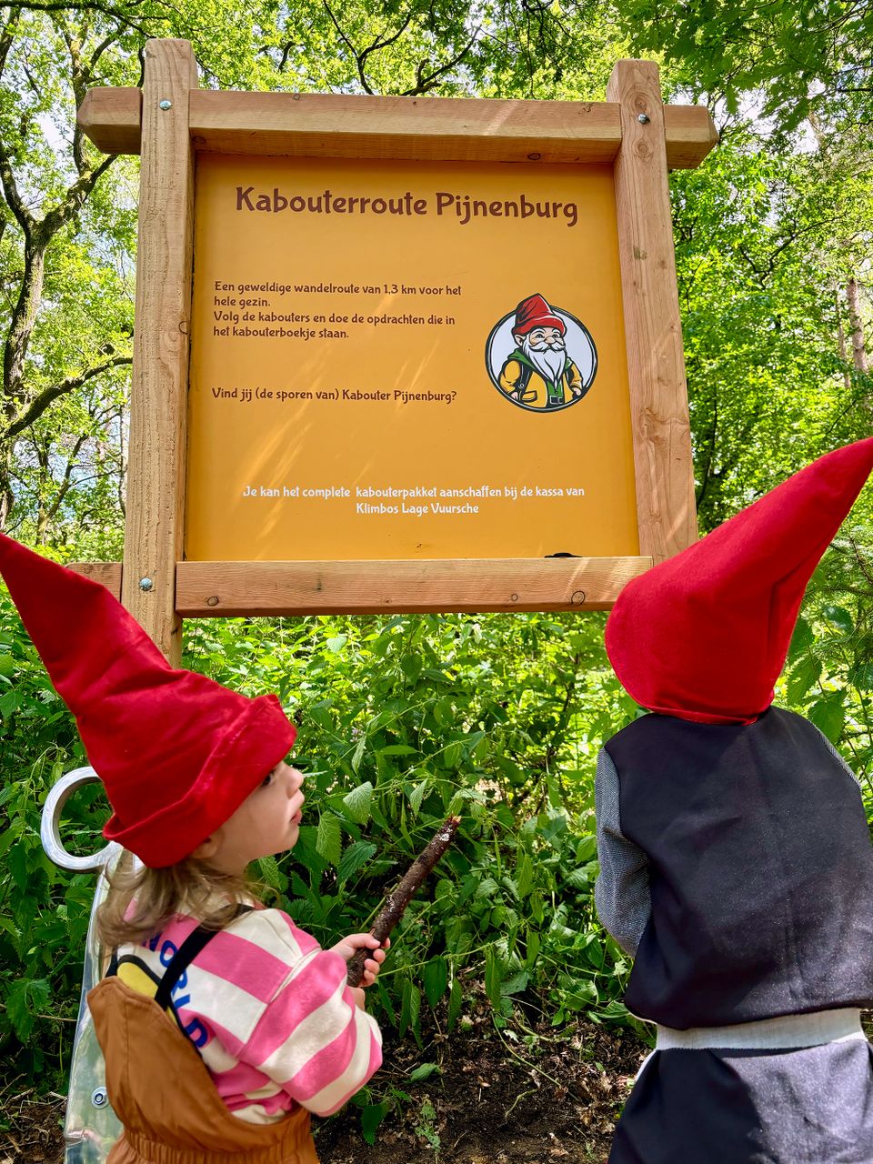 kinderen bij kabouterroute bord