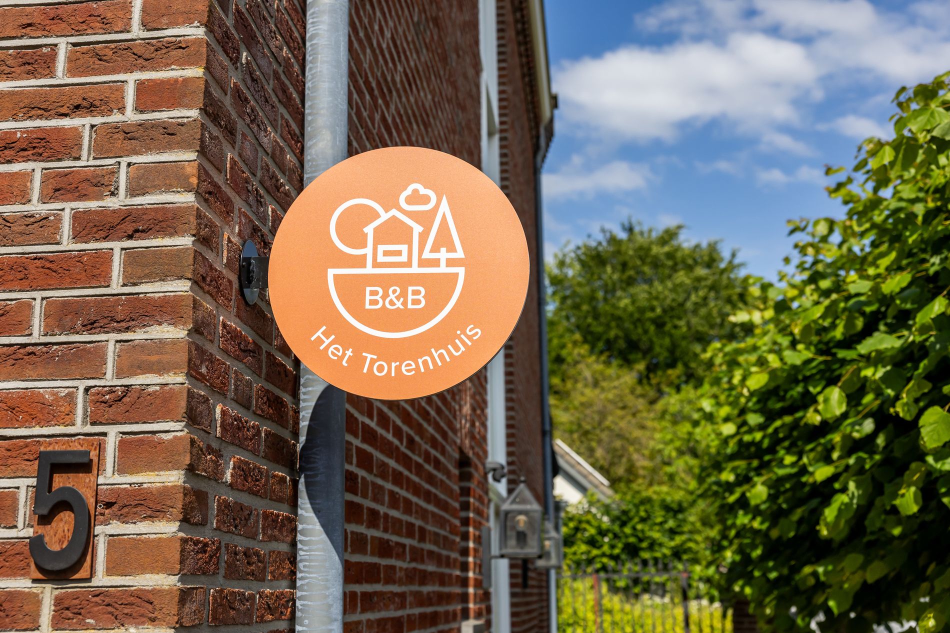 Logo aan de gevel bij B&B Het Torenhuis