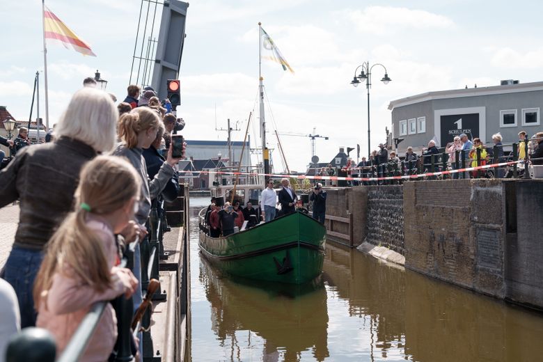 Doorknippen van lintje bij Blokjesbrug in Lemmer