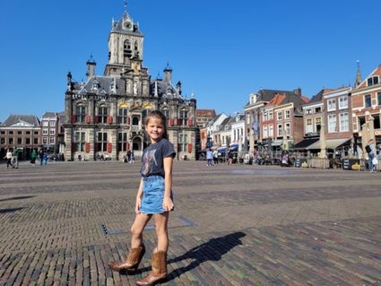 Sophie van Reiskoe bij het Stadhuis op de Markt in Delft