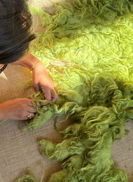Momoko maakt wolwandwerken met lokale wol in natuurlijke kleuren en natuurlijk geverfd