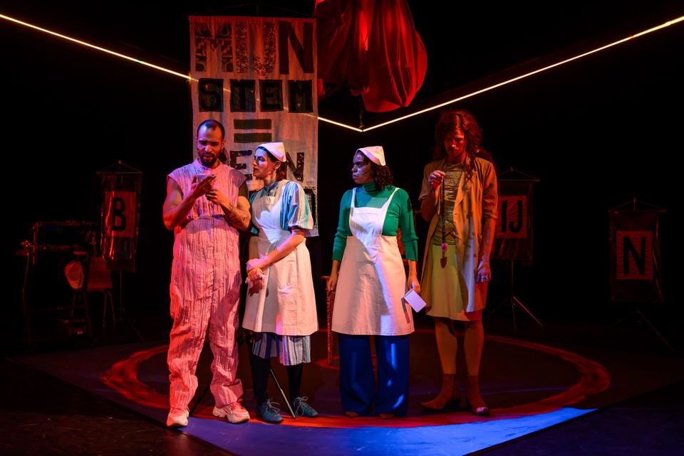 Vier mensen op het toneel