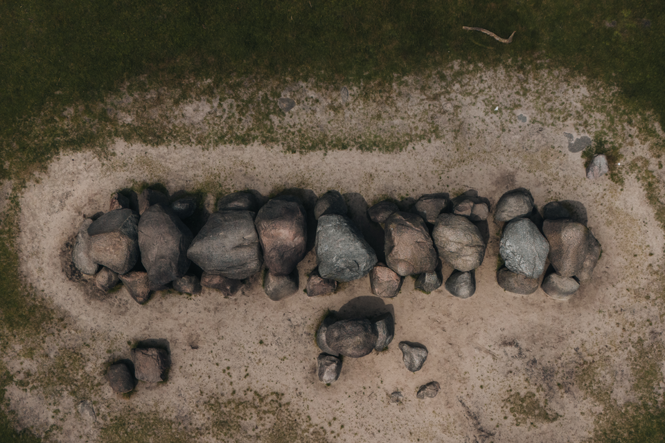 Een dronefoto van een hunebed laat zien hoe lang deze bouwwerken zijn.