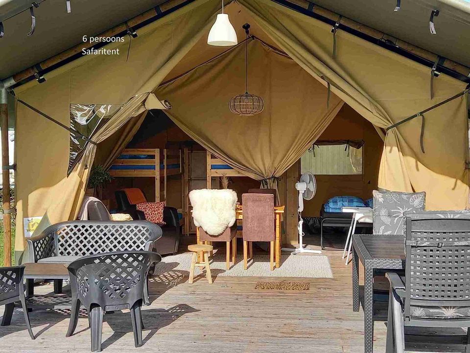 6 persoons Comfort Safaritent met prive sanitair geheel ingericht
