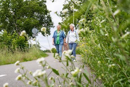 Twee vriendinnen wandelen door de natuur van het Groene Hart.