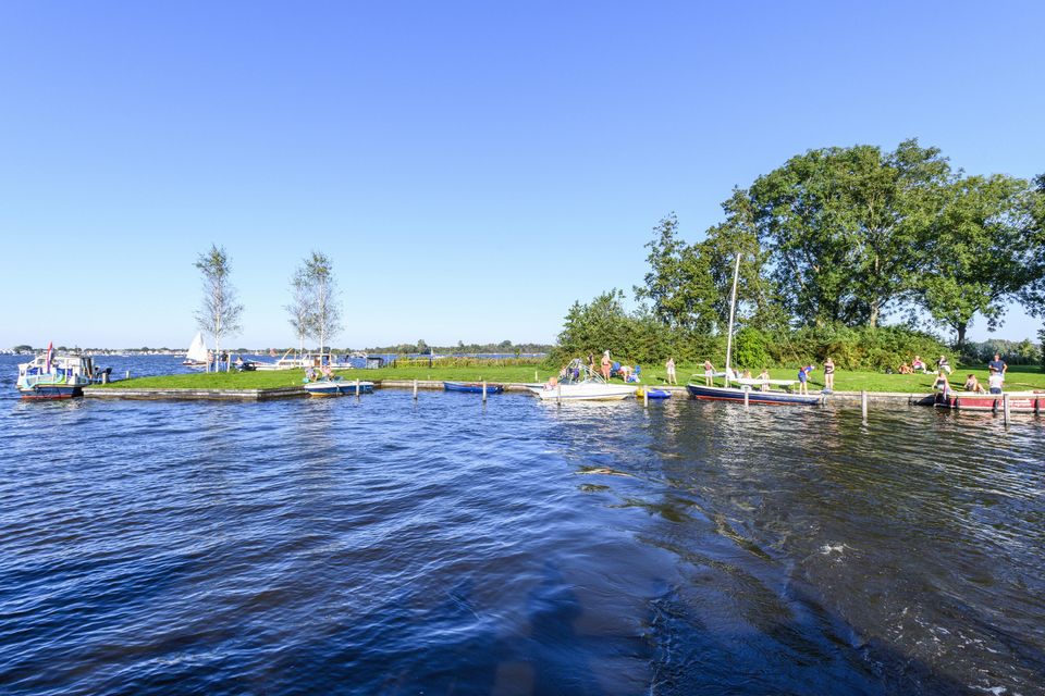 Recreatie-eilandje Markus Pos vanaf het water gezien.