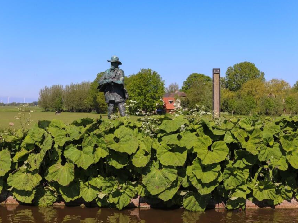 Standbeeld naast de trekvaartenroute rondom Delft