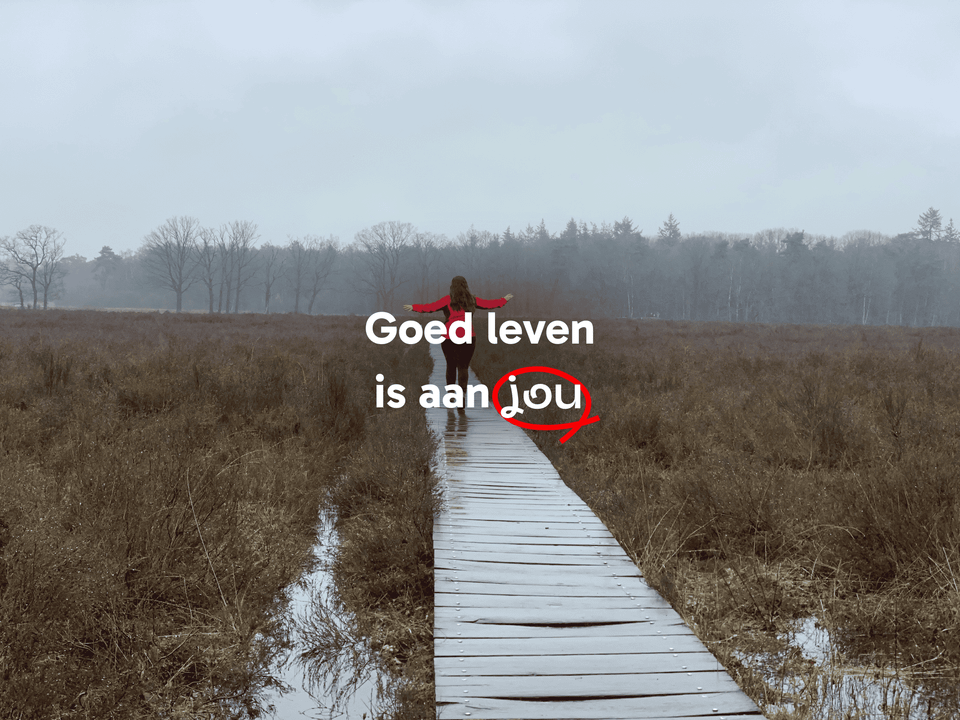 Vrouw rent over vlonderpad in Mastbos Breda