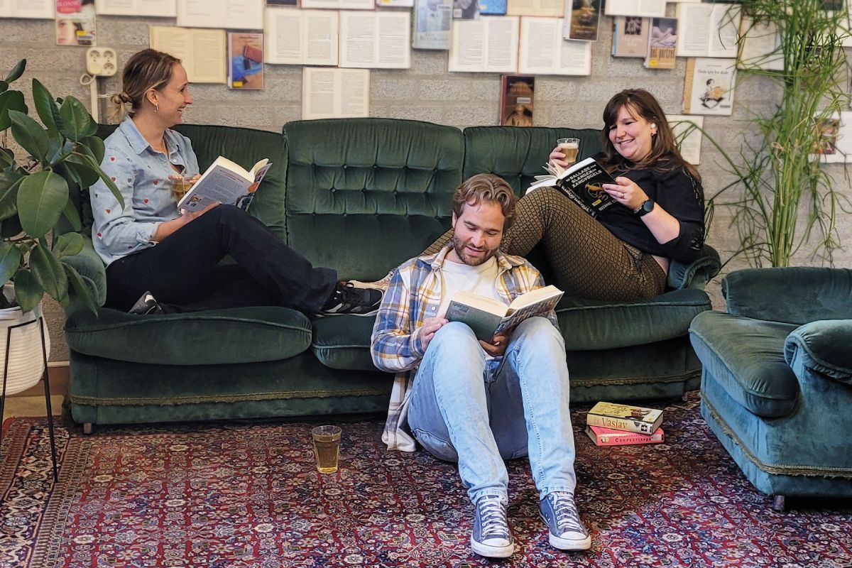 Mensen op bank die een boek lezen