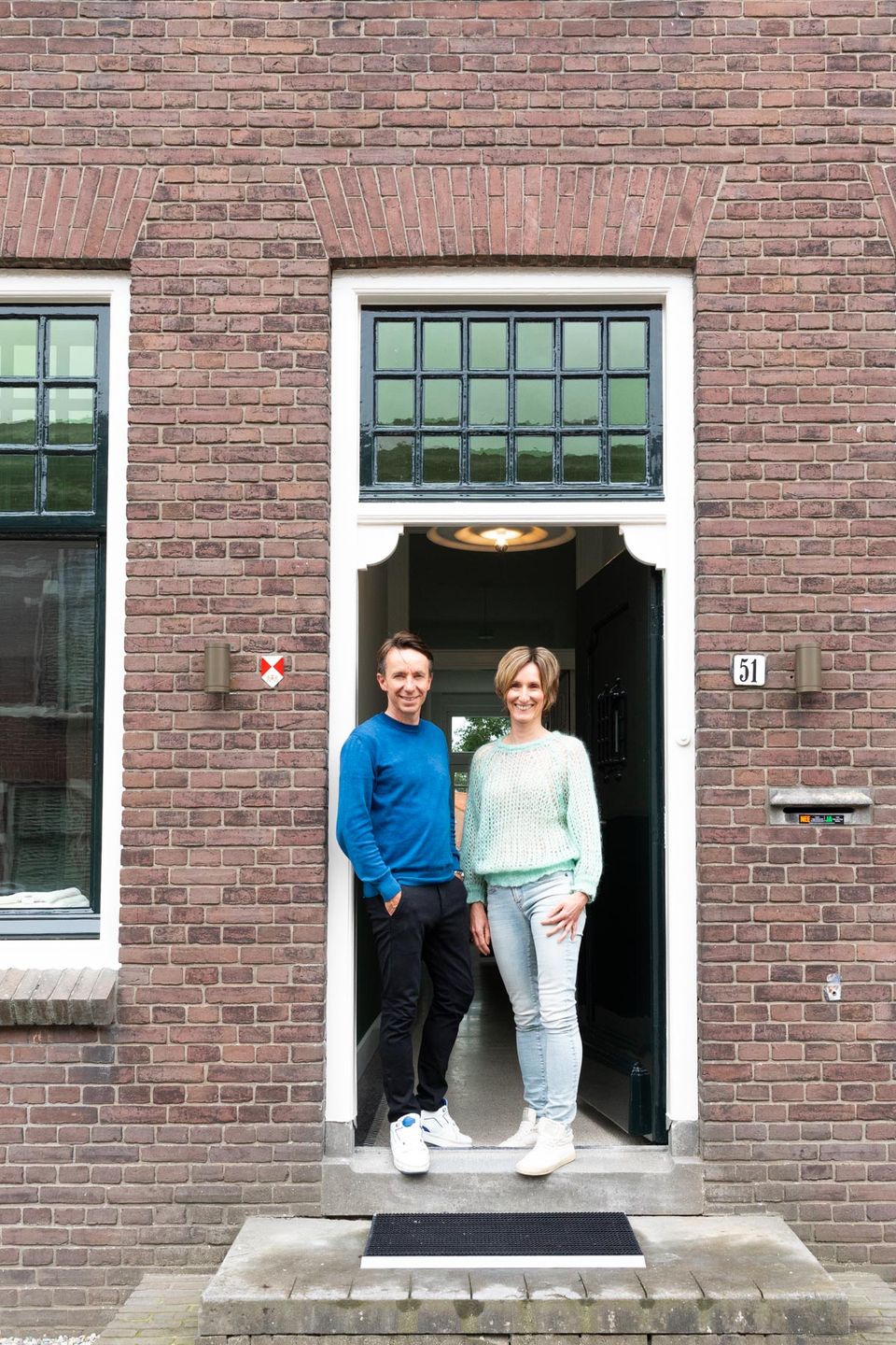 Eigenaren van Boutique Pastorale in Montfoort staan samen in de voordeur van het karakteristieke pand met bakstenen gevel.