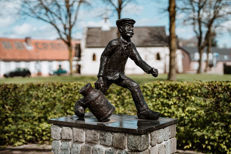 Kunstwerk bij voormalige boterfabriek, man met kan