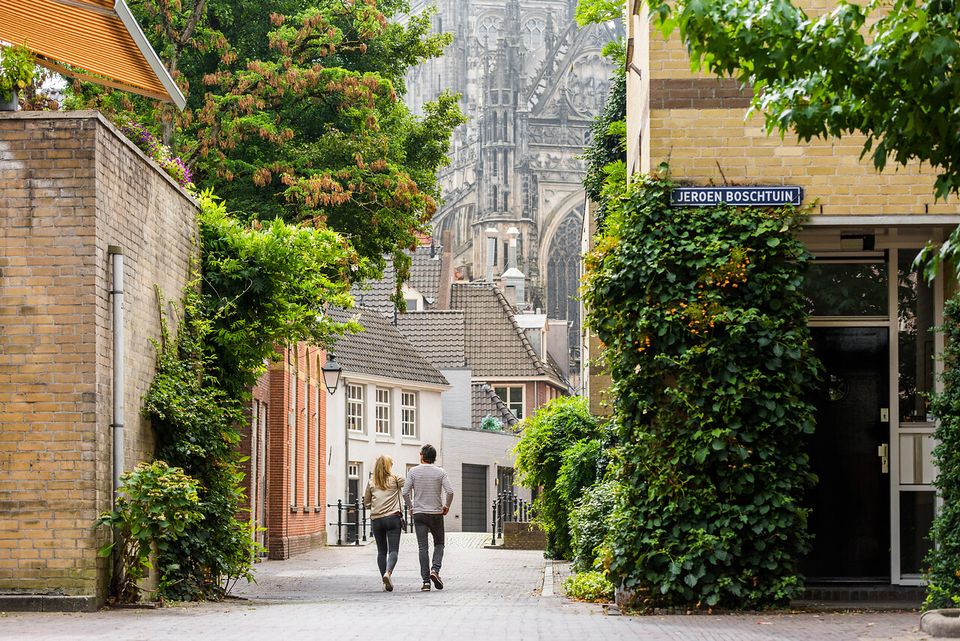 's-Hertogenbosch stelletje in steegje bij Sint-Janskathedraal