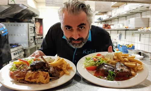 De ober die Griekse gerechten serveert