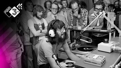 60 jaar 3FM zwartwit foto van e 3 FM studio met o.a. Felix Meurders