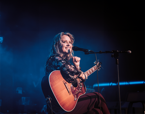 Een vrouw met een gitaar