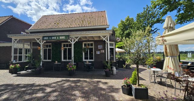 de buitenkant van 14tien met het terras voor het gebouw