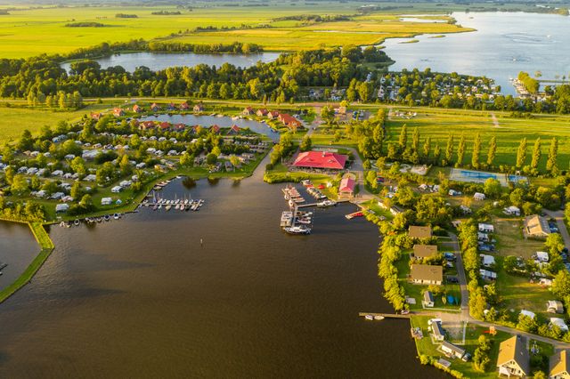 Luchtfoto van RCN Vakantiepark De Potten met water er omheen.