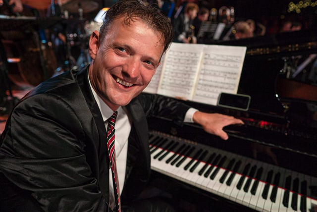 Peter Beets bij zijn piano