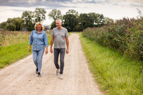 Twee mensen wandelen over een pad in de Noordpolder in Ossendrecht.