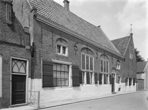 Een zwart-wit foto van het Weeshuis in Monnickendam