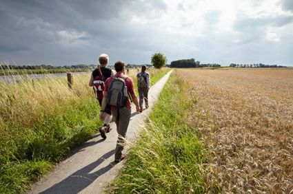 Wandelaars over de Boerenlandroute - Westvaartroute in het Groene Hart