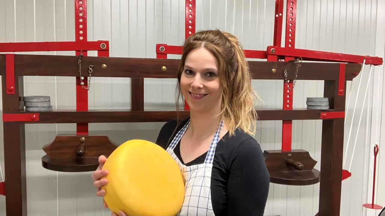 Marion van de Zuivelschuur met een ronde kaas
