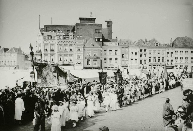 Een Brabants gilde voor de Sint-Jan in 1937. 