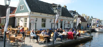 Het terras met op de voorgrond het water bij Restaurant d'Ald Wal in Heeg.