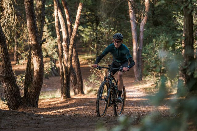 1 mountainbiker op het parcours