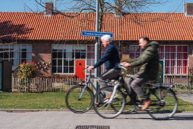Fietsers fietsen door de Timberwolvesstraat in Standdaarbuiten