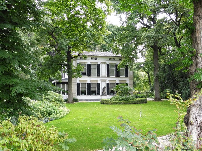 Landgoed Bredius in Woerden met historisch landhuis en groene tuin, rustige natuur- en wandelplek in de stad.