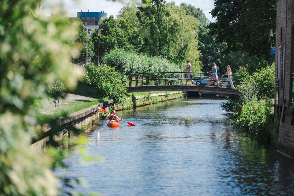 Kano op het water bij de potmarge tijdens een zomer dag in Leeuwarden