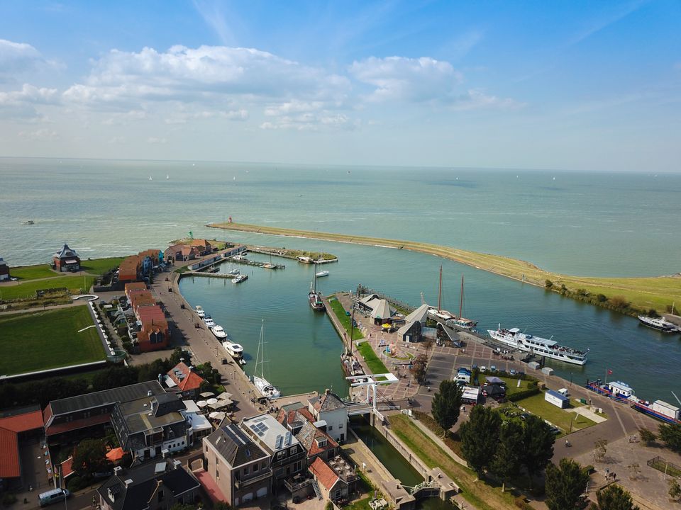 dronebeeld van stavoren en het ijsselmeer