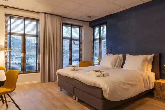 Een moderne hotelkamer met boxspring.