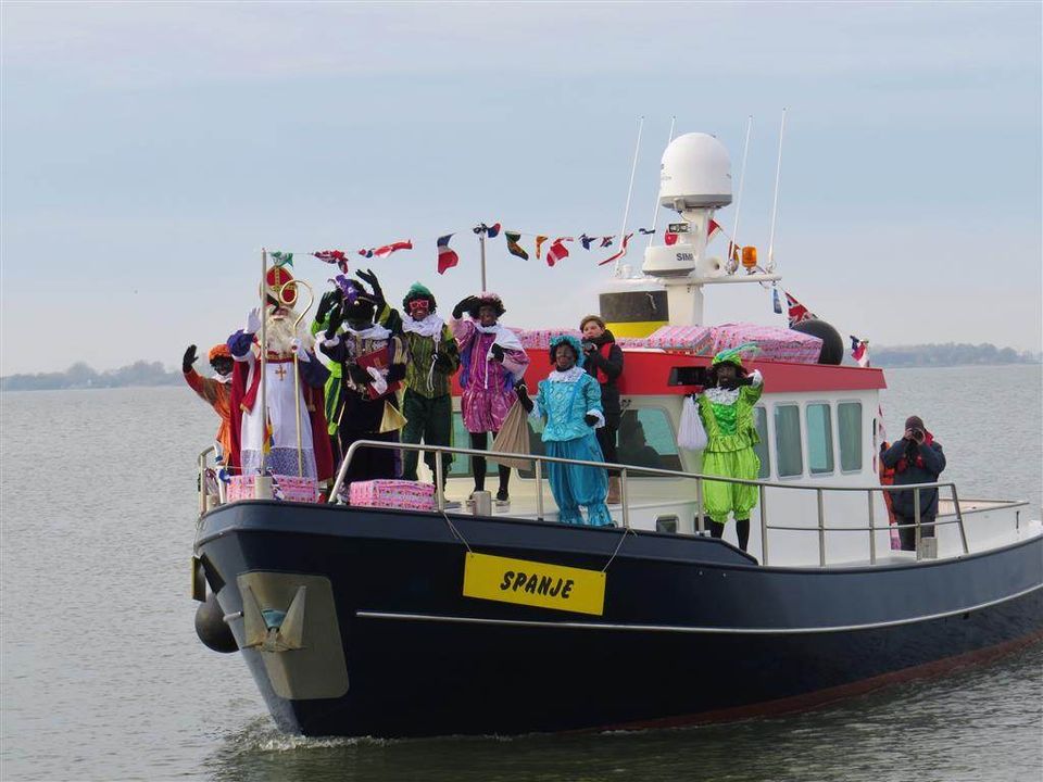 Sinterklaas en de Pieten op de boot