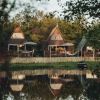 Cosy A-frame huisje voor vier of zes personen. Luxe en comfort ineen! Gelegen aan de pingo met uniek uitzicht op het water. Sommige met hottub te boeken.