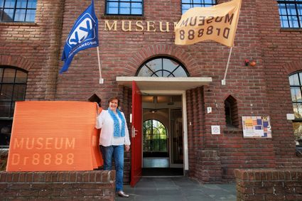 Anneke Douma voor het pand van Museum Dr8888.