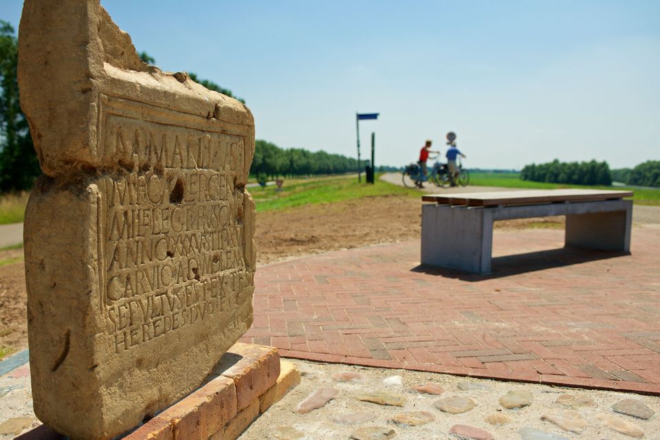 Grafsteen soldaat Marcus Mallius bij Herwen
