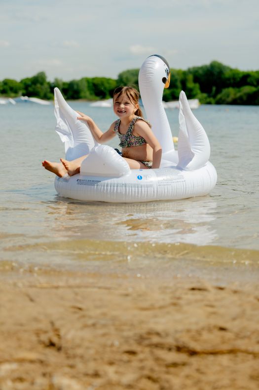 Meisje in zwemband in het water.