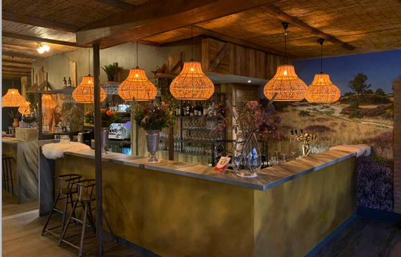 Lekker en betaalbaar eten in een gezellig restaurant. We proberen zoveel mogelijk streekgericht te koken.  Advies is wel reserveren van tevoren. Op onze site staan onze openingstijden.