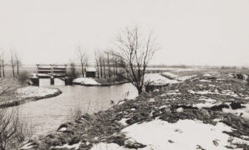 Op de foto de sluis in de oude situatie voor de bouw van Schuilenburg