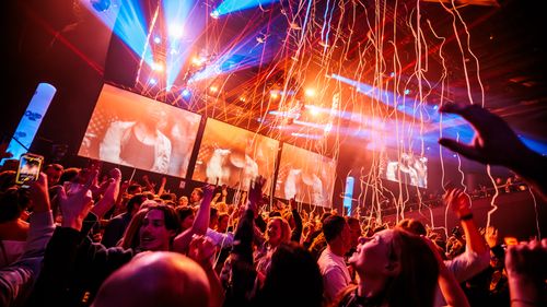 Een concert waarbij allemaal mensen zijn